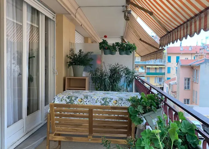 Апартаменты Spacious Near The Ментона